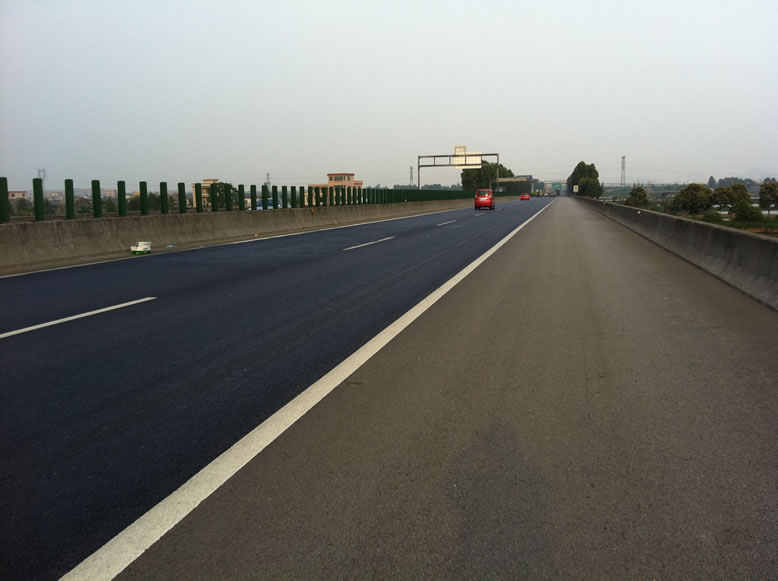 新一代路菲特硅改性瀝青路面預(yù)防性養(yǎng)護(hù)系統(tǒng)成功運(yùn)用于廣東中江高速